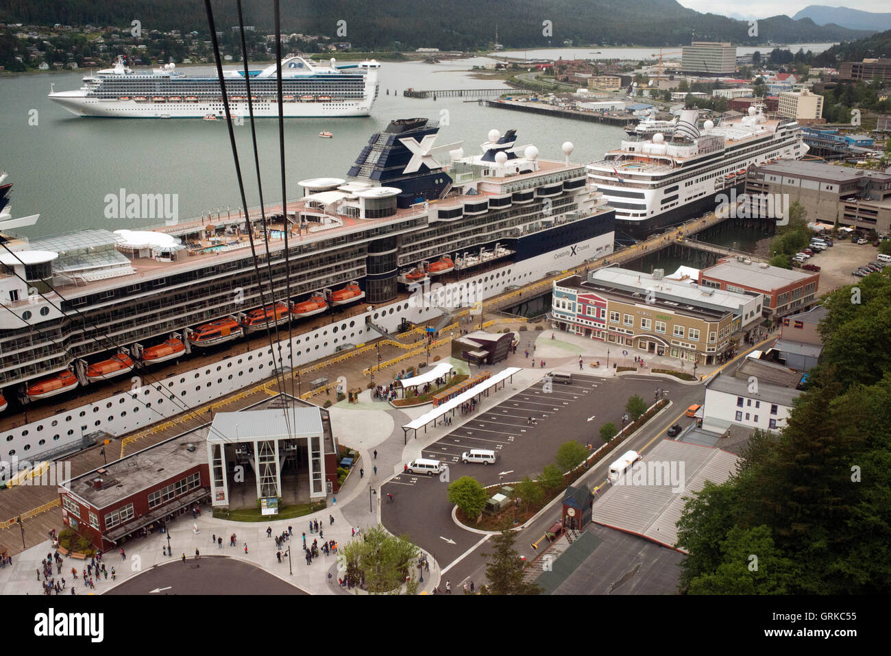 Le centre-ville de Juneau, ville. De l'Alaska. USA. Celebrity Millennium bateau de croisière amarré entre montagnes enneigées et le Mont Roberts Banque D'Images