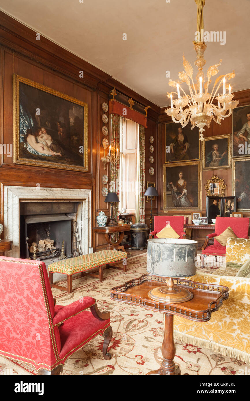 Le salon rouge, marron avec lambris élisabéthain. Doddington Hall and Gardens, Lincolnshire, Royaume-Uni. En juin 2016. Banque D'Images