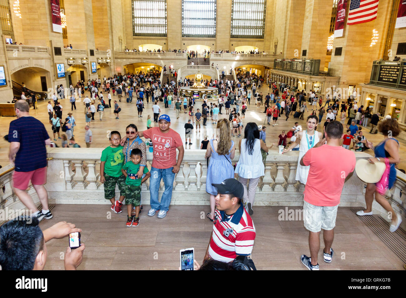 New York City,NY NYC,Manhattan,Midtown,Grand Central terminal,gare,navetteurs,passagers passagers rider riders,chemin de fer,main,foule,hispanique Latin L. Banque D'Images
