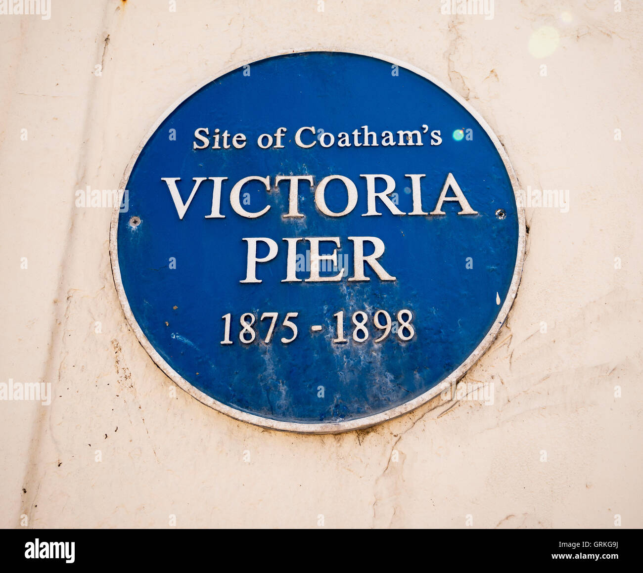 Blue plaque marquant l'emplacement de Coatham Victoria Pier 1875-1898 à Redcar UK Banque D'Images