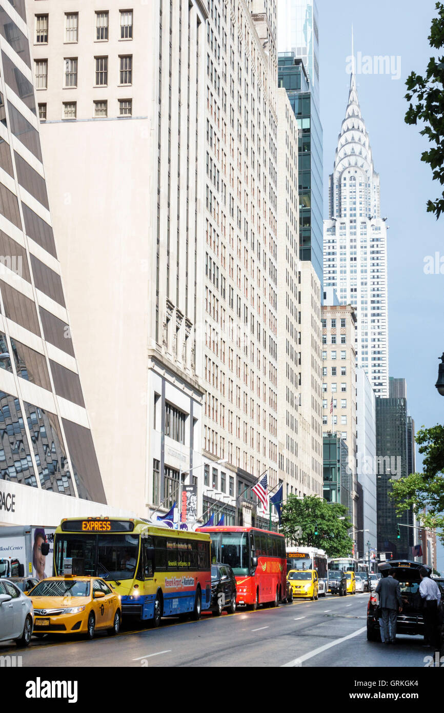 New York City,NY NYC Manhattan,Midtown,42 Street,Street Scene,buildings,Skyline,Chrysler,building,traffic,bus,voiture,pare-chocs à pare-chocs,NY160715185 Banque D'Images