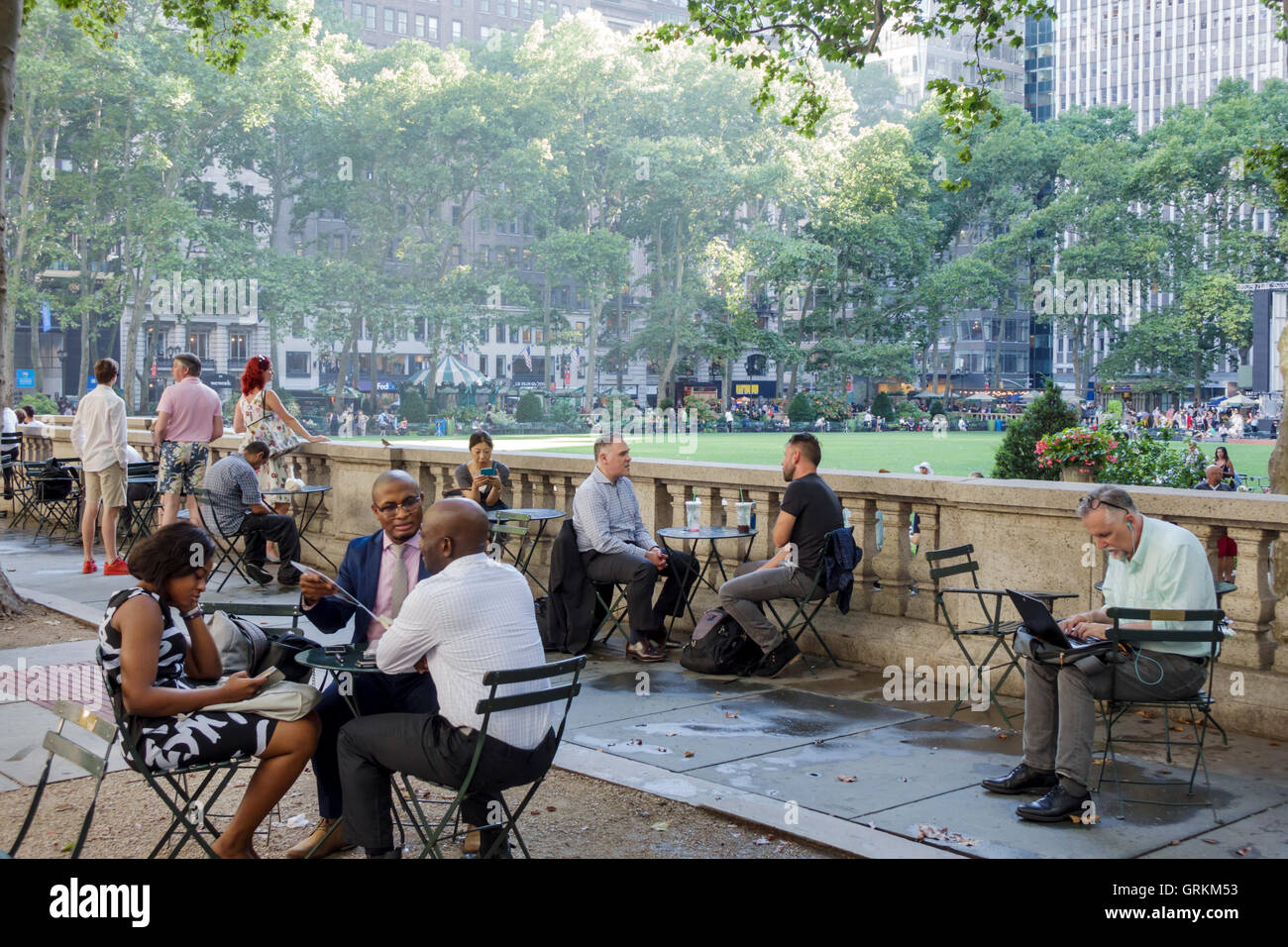 New York City, NY NYC Manhattan, Midtown, Bryant Park, parc public, balustrade, sièges, végétation, arbre, adulte noir, femme femme femme, homme hommes, o Banque D'Images