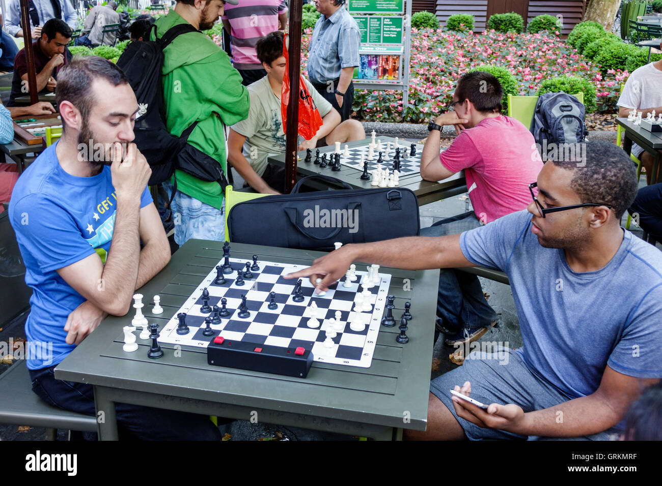 New York City,NY NYC Manhattan,Midtown,Bryant Park,parc public,jeux,échecs, jeu,plateau,Noir adulte,adultes,homme hommes,loisirs,stratégie,Moving,NY  Photo Stock - Alamy