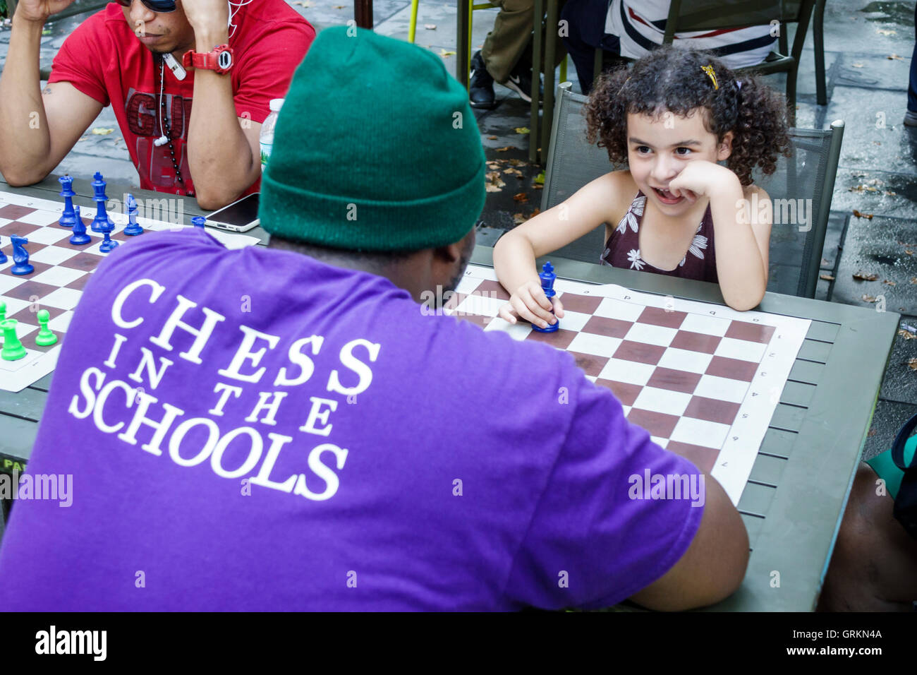 New York City,NY NYC Manhattan,Midtown,Bryant Park,parc public,jeux,échecs, jeu,plateau,Noir adulte,adultes,homme hommes,femme femmes,fille filles  Photo Stock - Alamy