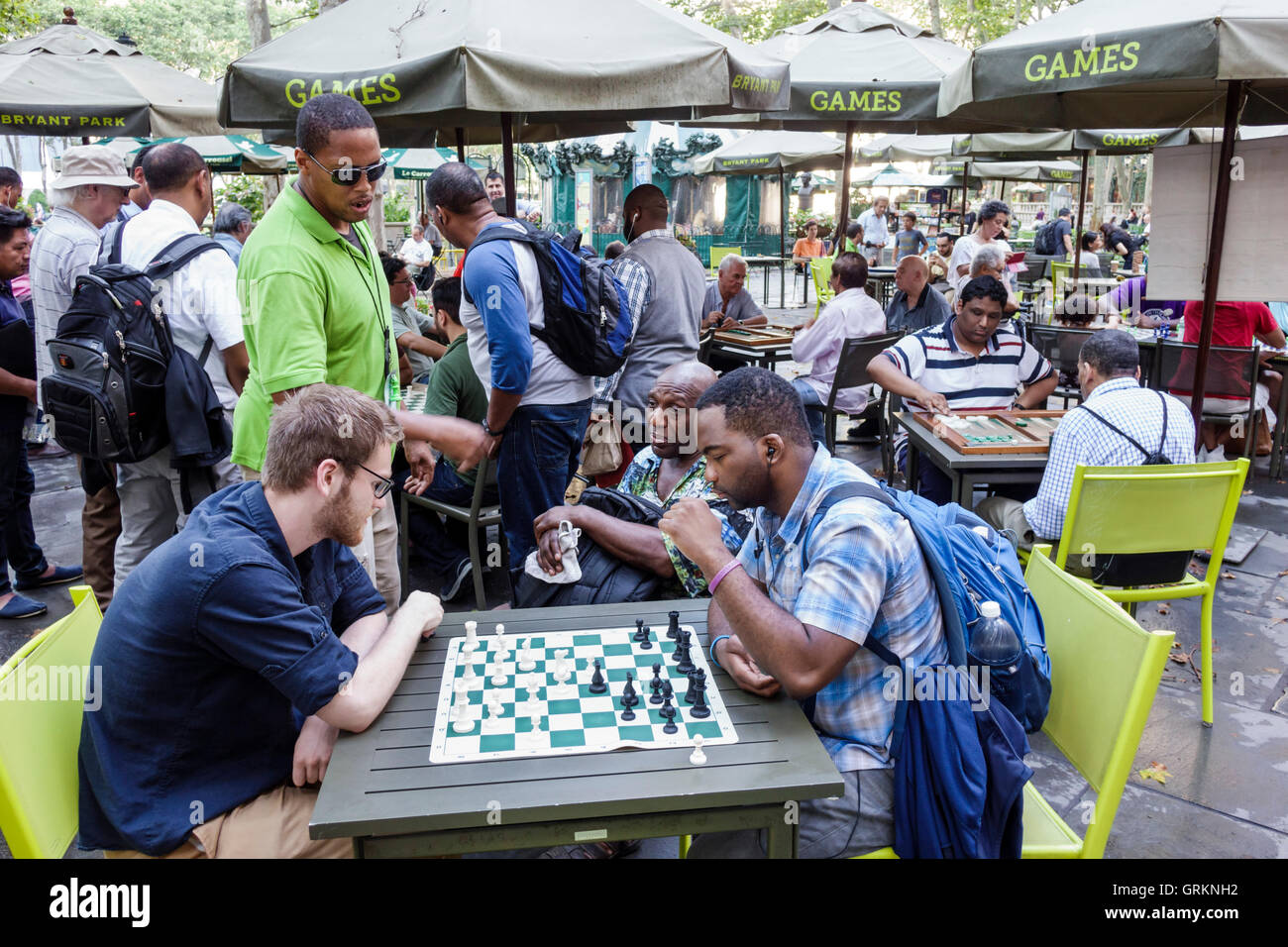 New York City,NY NYC Manhattan,Midtown,Bryant Park,parc public,jeux,échecs, jeu,plateau,Noir adulte,adultes,homme hommes,loisirs,stratégie,NY1607152  Photo Stock - Alamy