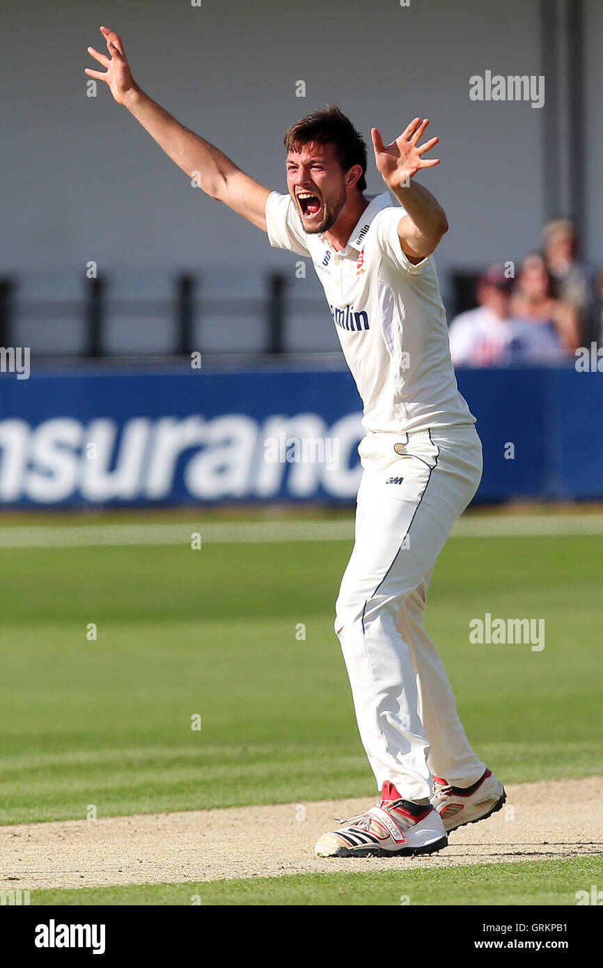 Tom Moore de l'appel d'Essex avec succès pour le guichet de Rory Burns - Essex LA CCC vs Surrey CCC - LV County Championship Division Two de cricket au sol du comté d'Essex, Chelmsford, Essex - 25/05/14 Banque D'Images