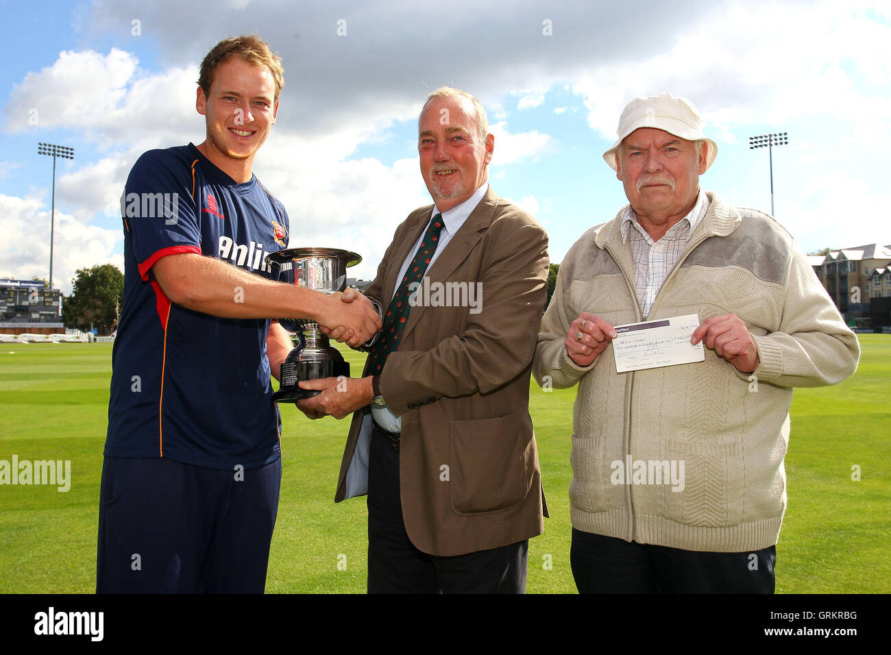 Tom Westley (L) reçoit une présentation à partir de la limite Club - Manchester vs CCC CCC Worcestershire - LV County Championship Division Two de cricket au sol du comté d'Essex, Chelmsford, Essex - 24/09/14 Banque D'Images