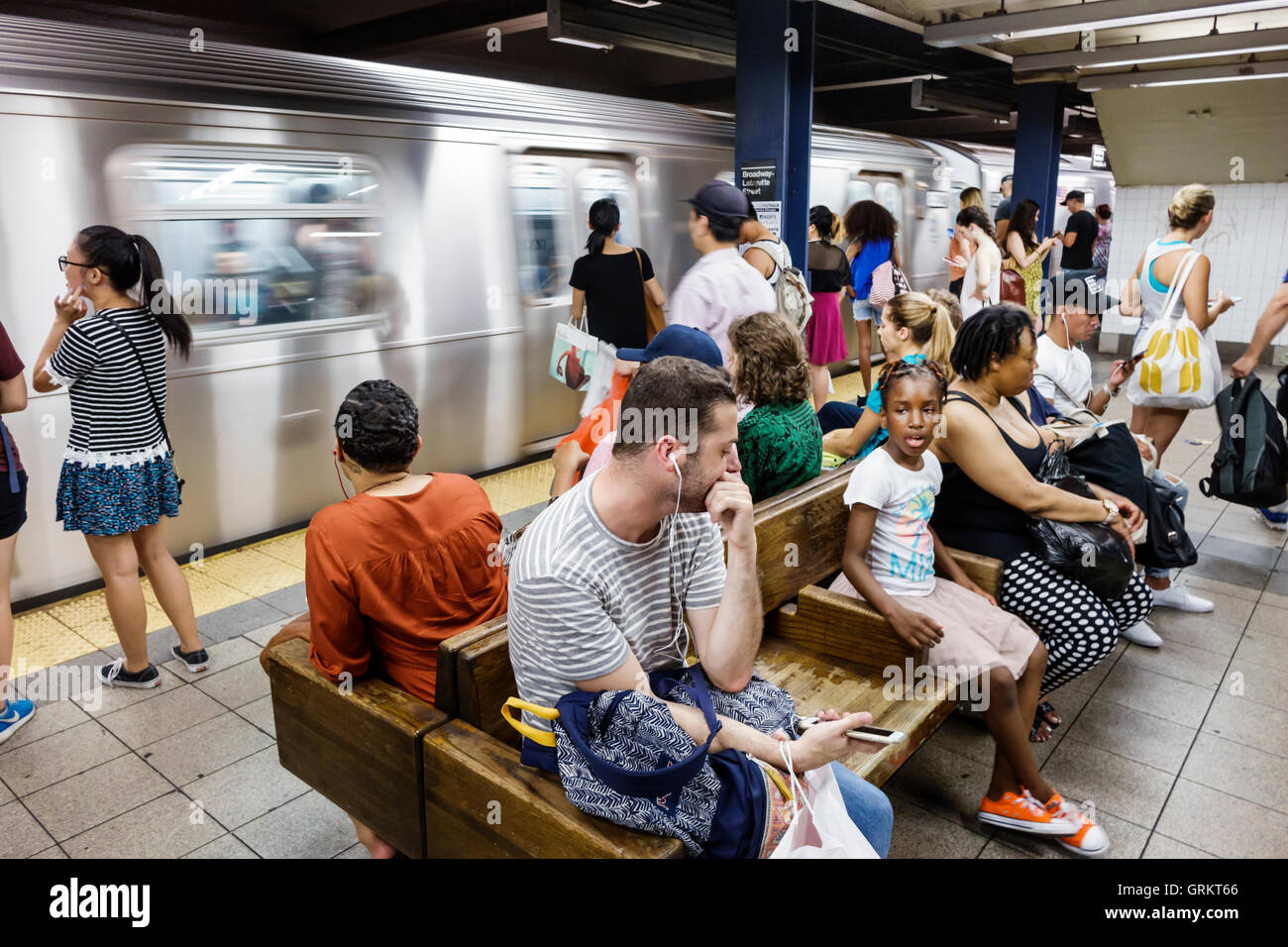 New York City,NY NYC,Manhattan,Bleecker Street,Broadway,Lafayette Street,Subway,station,MTA,transports en commun,plate-forme,train,Black Blacks African Banque D'Images