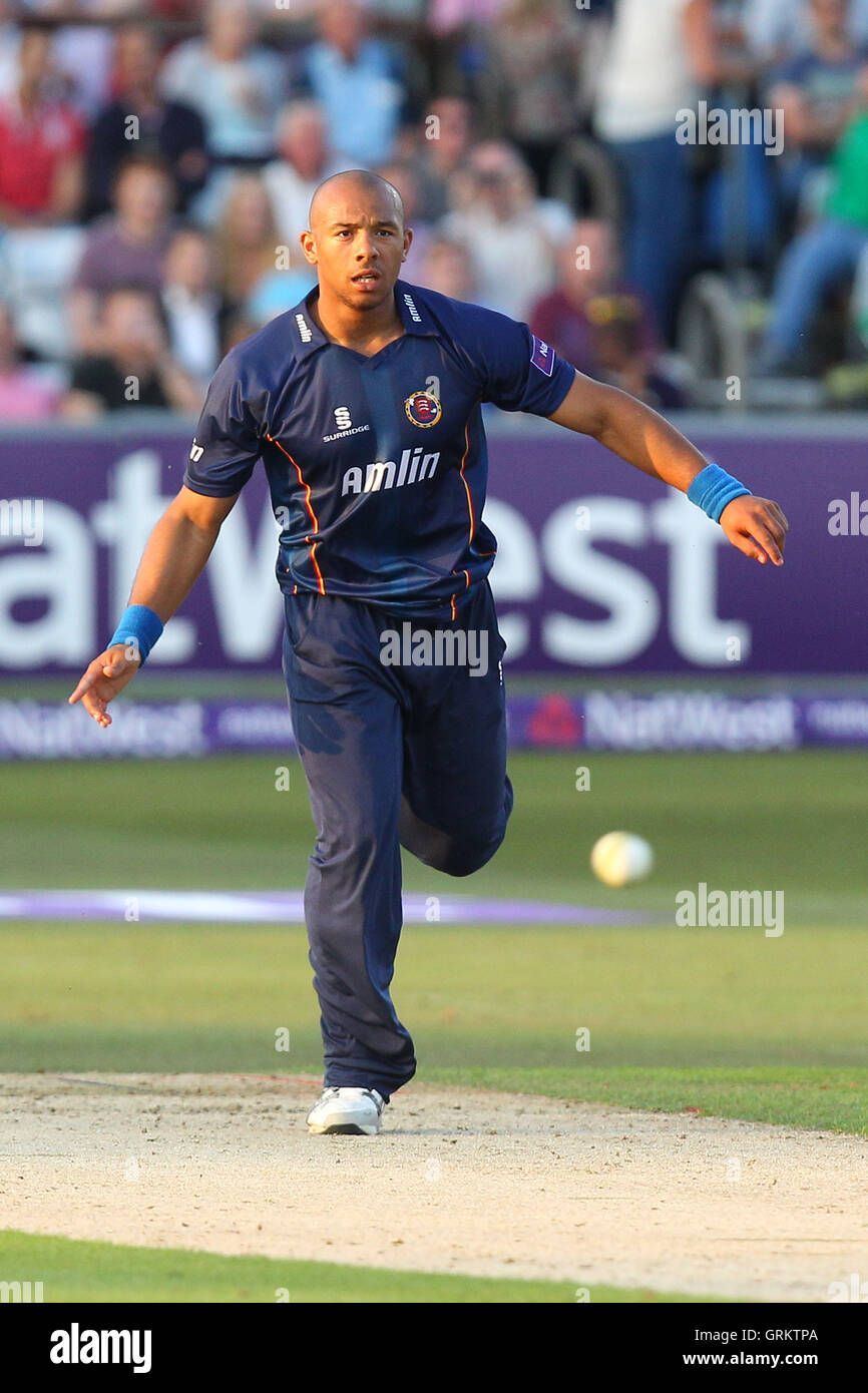 Tymal Mills dans bowling action pour l'Essex - Essex Eagles vs Middlesex Panthers - T20 Natwest Blast à l'Essex County Cricket Ground, Chelmsford - 20/06/14 Banque D'Images