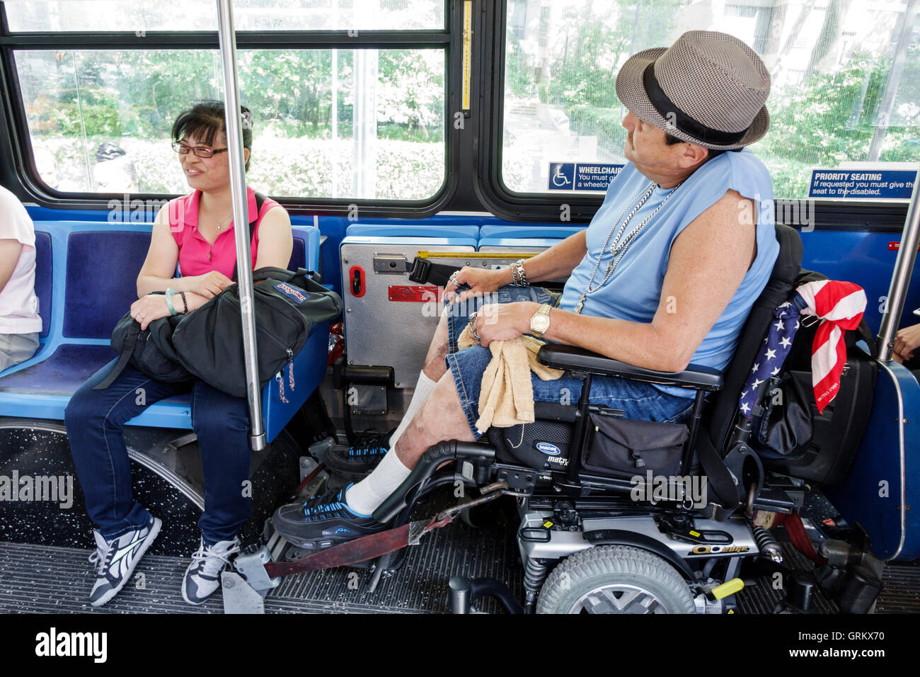 New York City, NY NYC, Lower Manhattan, Chinatown, MTA, transports en  commun, bus, fauteuil roulant électrique, handicapé, adulte, homme hommes,  passager passager Photo Stock - Alamy