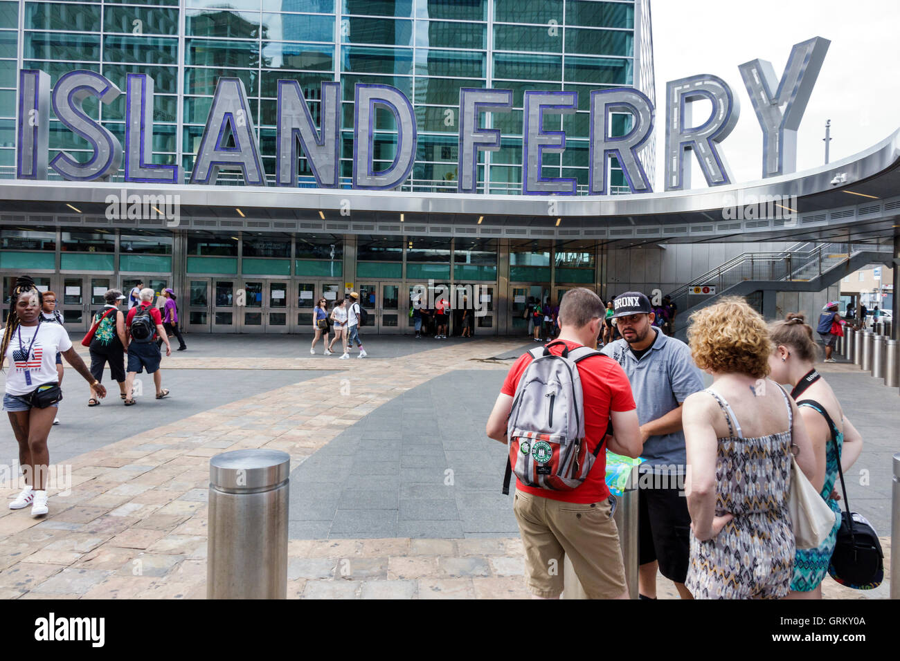 New York City,NY NYC Lower Manhattan,quartier financier,terminal de ferry de Whitehall,Staten Island Ferry,extérieur,panneau,Hawker,Pitchman,adulte,adultes,man Me Banque D'Images
