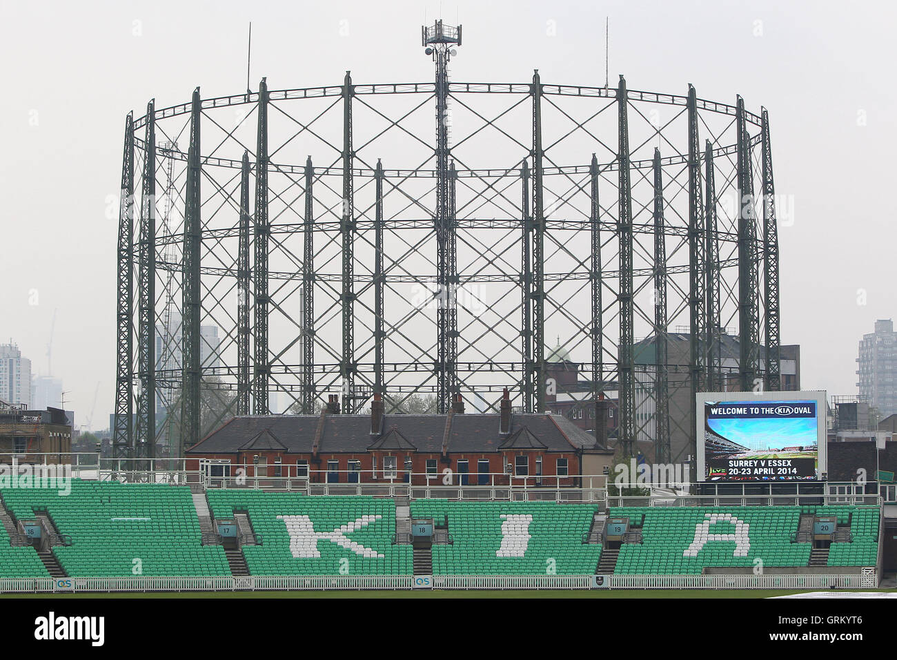 Le gazomètre adjacent à la Kia Oval - Surrey CCC vs Essex CCC - LV County Championship Division Two de cricket au Kennington Oval, Kia, Londres - 20/04/14 Banque D'Images