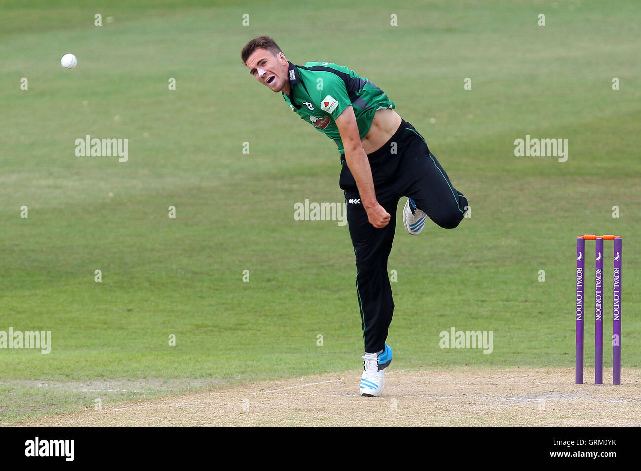 Jack Shantry bowling en action pour le Worcestershire - Worcestershire Rapids vs Essex Eagles - Royal London Simatai Cup à New Road, Worcester - 27/07/14 Banque D'Images