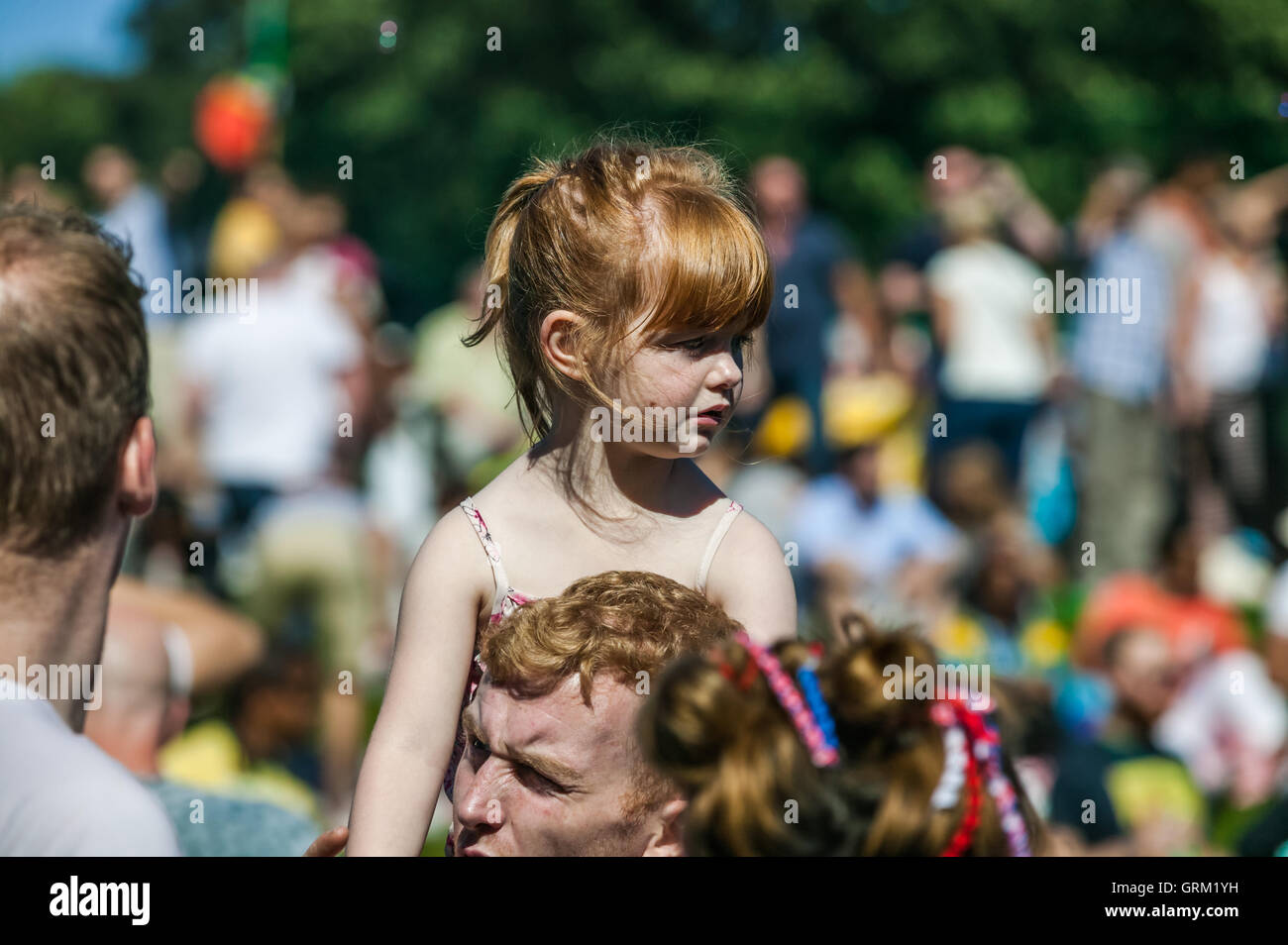 Baby Girl sitting on épaules de père à Leeds West Indian Carnaval 2016, 49e anniversaire du carnaval de Leeds Banque D'Images