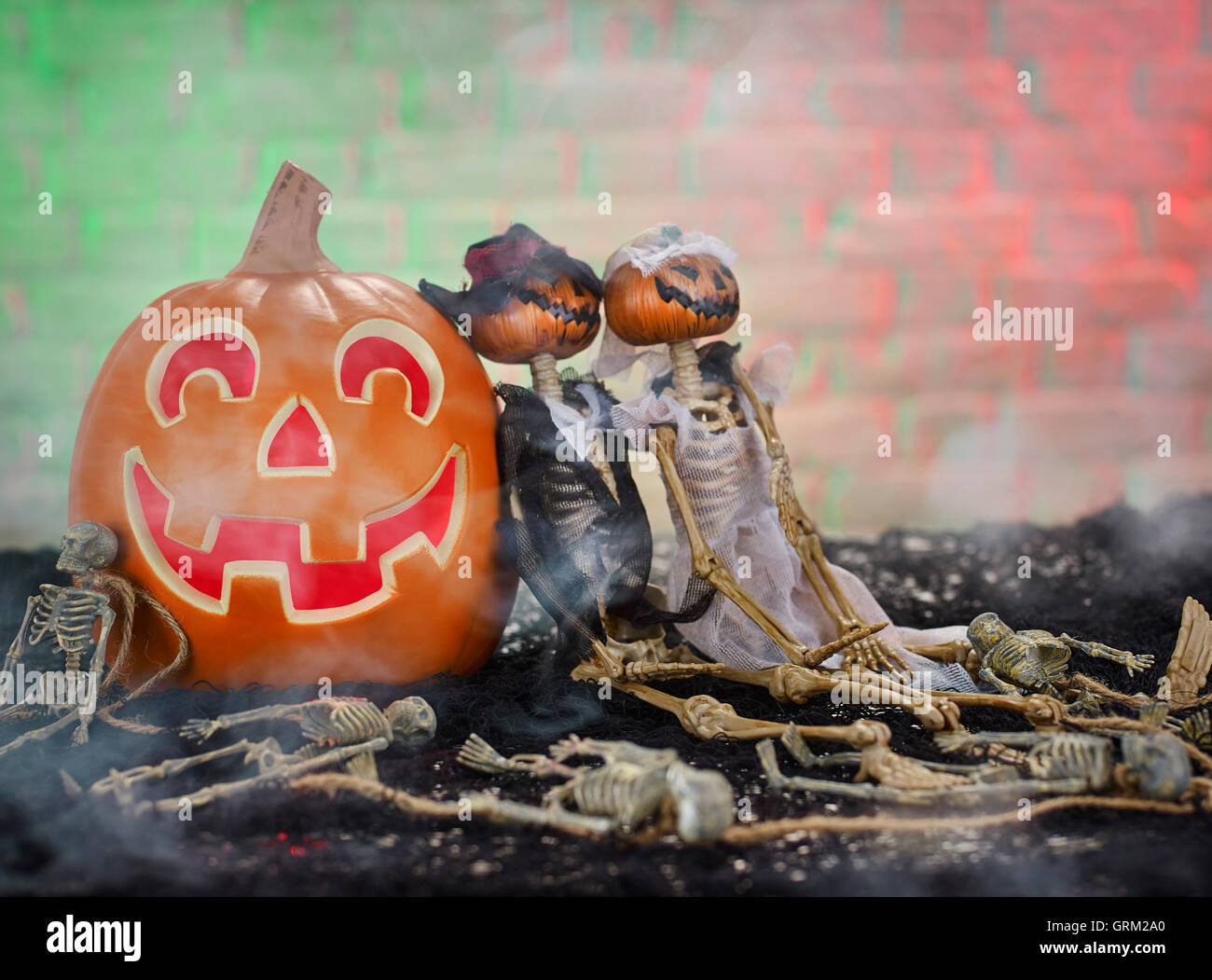 Halloween citrouille avec un Mr & Mrs pumpkin poupées squelette s'assit à côté d'elle Banque D'Images