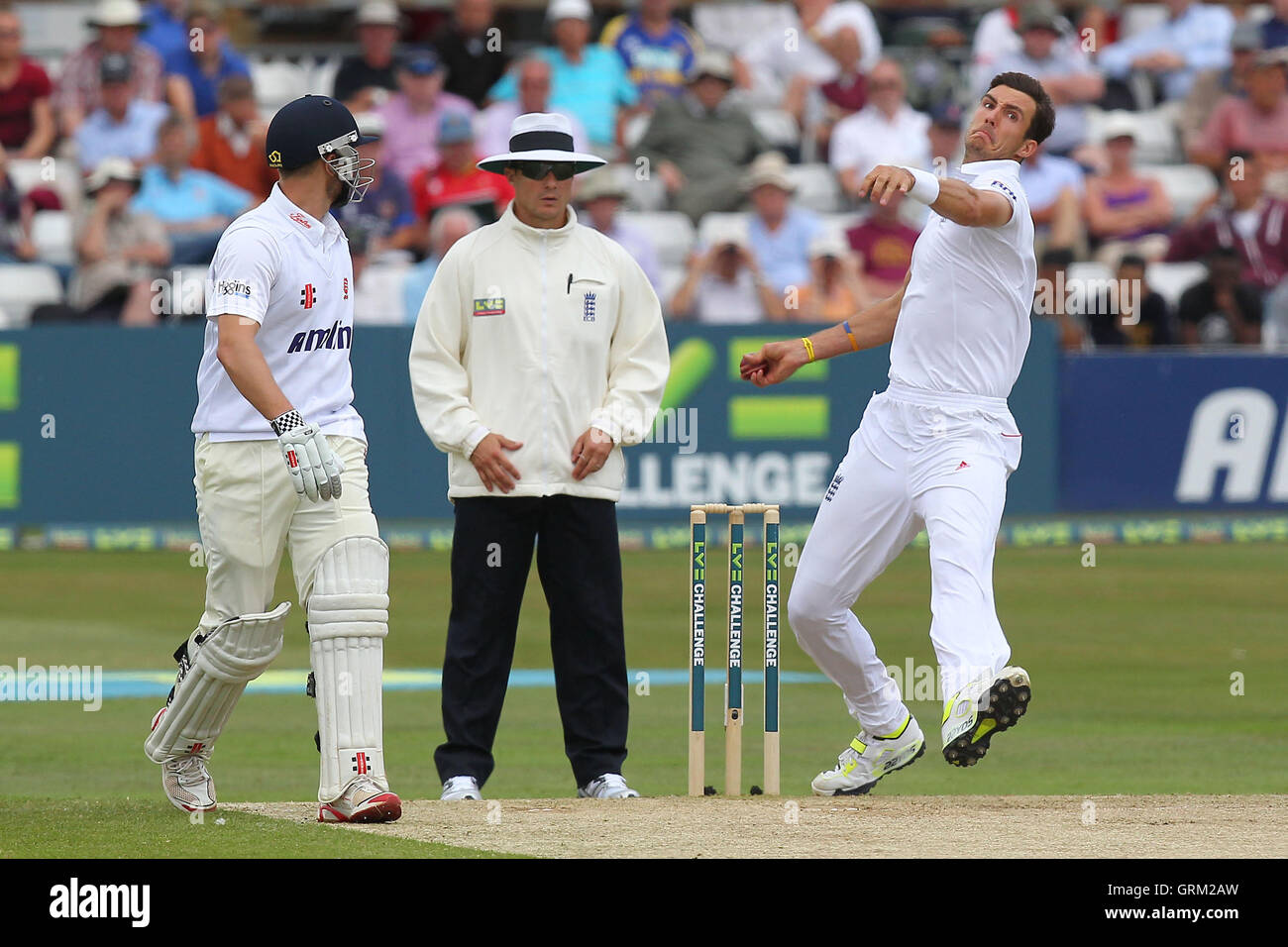 Steven Finn à bowling action pour l'Angleterre - Essex - Angleterre vs CCC LV Défi à l'Essex County Ground, Chelmsford - 01/07/13 Banque D'Images