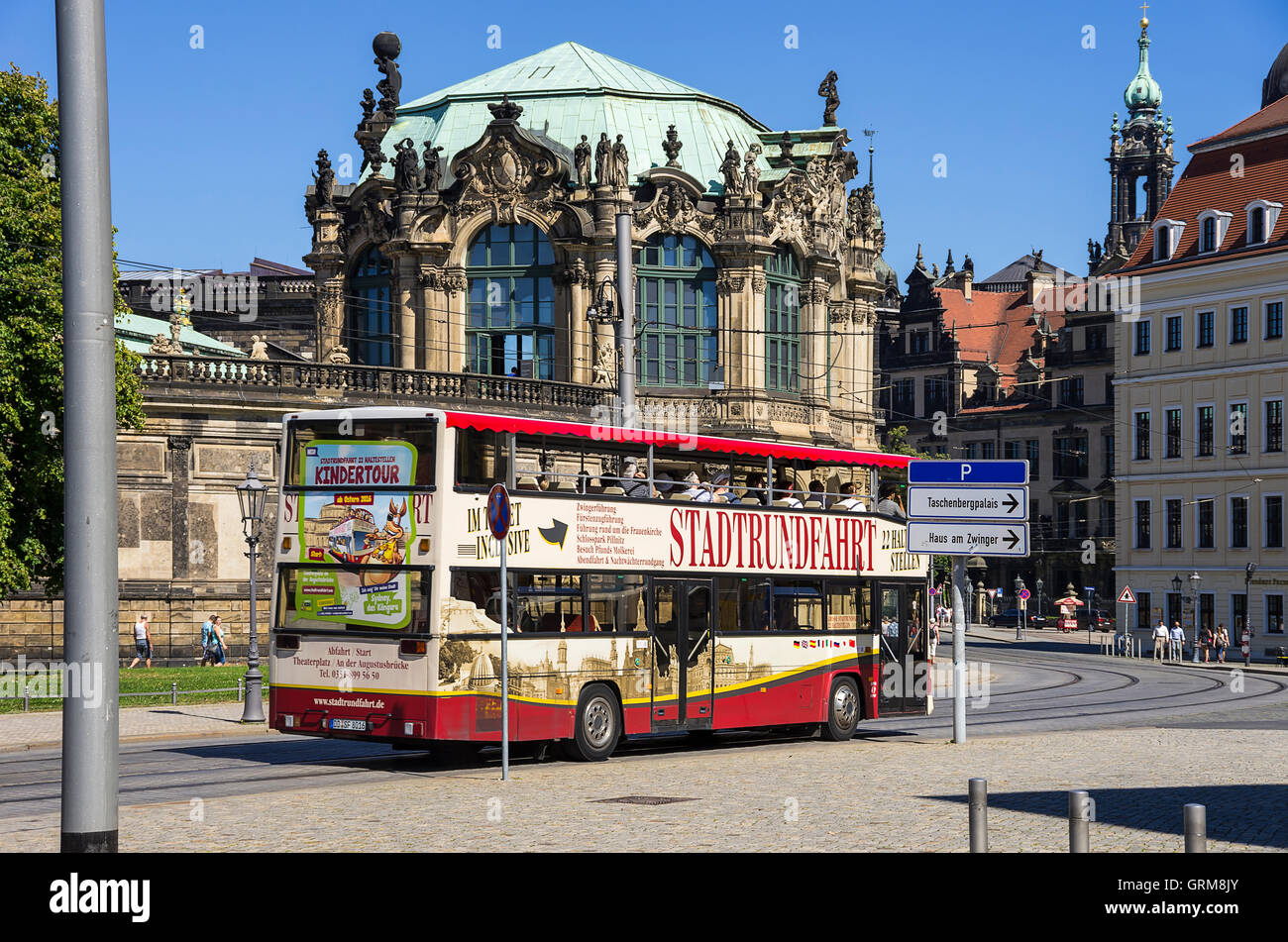 Des visites guidées en avant du Palais Zwinger à Dresde, Saxe, Allemagne. Banque D'Images