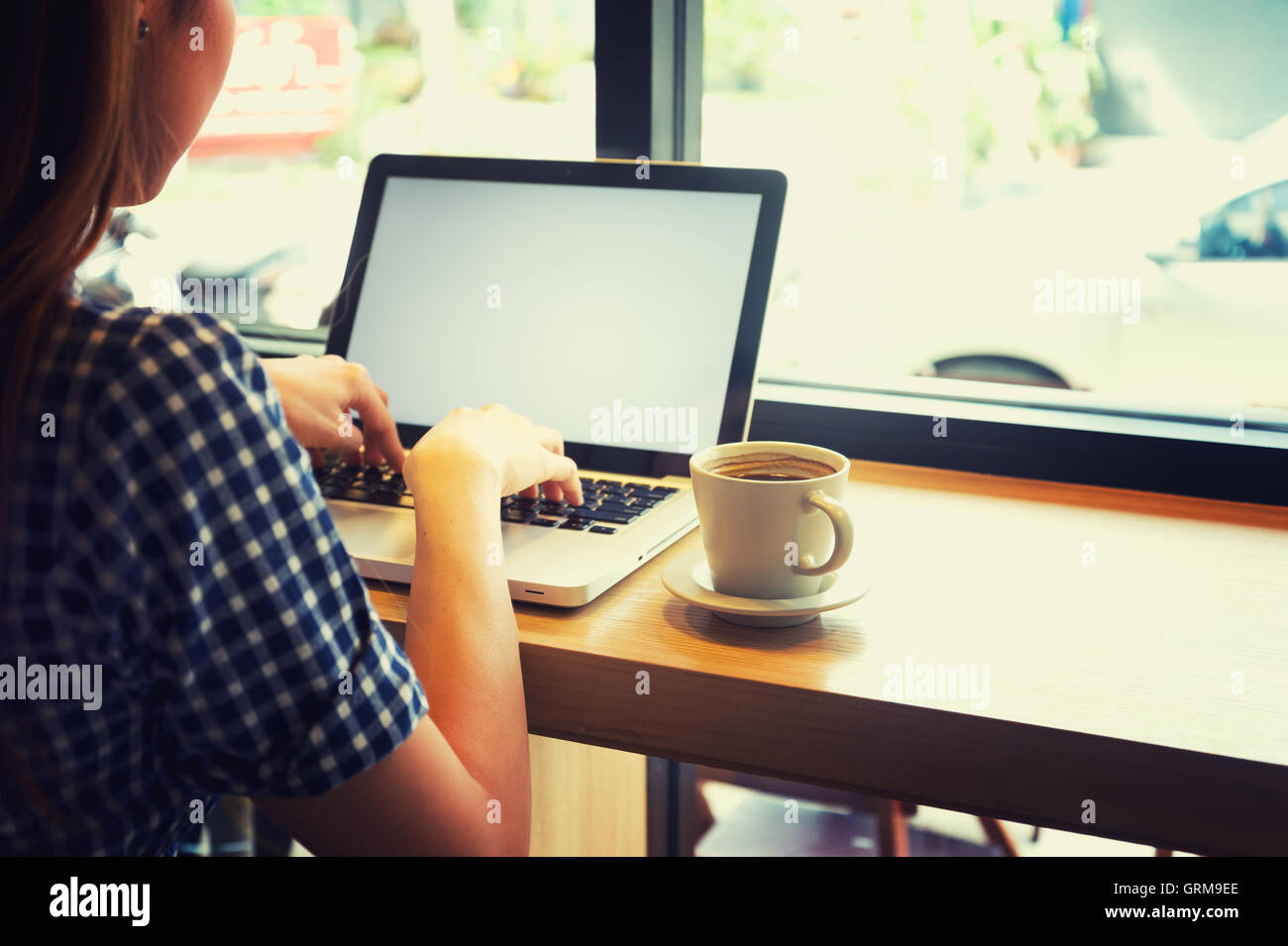 Belle Asie en utilisant son ordinateur portable et de boire tasse de café en café, de vacances concept. Banque D'Images