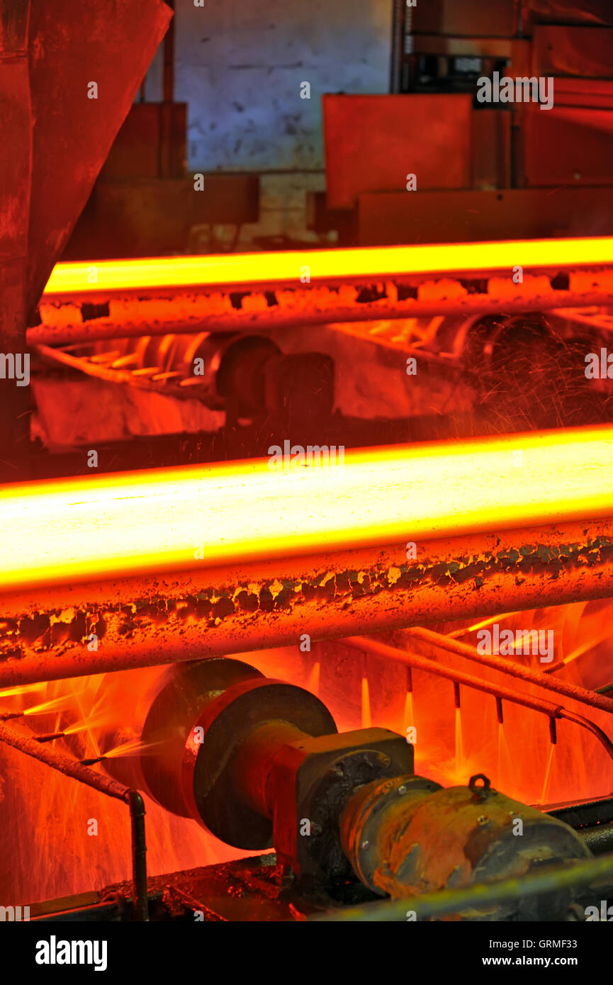 Naked steel sur convoyeur Banque D'Images Naked steel sur convoyeur Banque D'Images