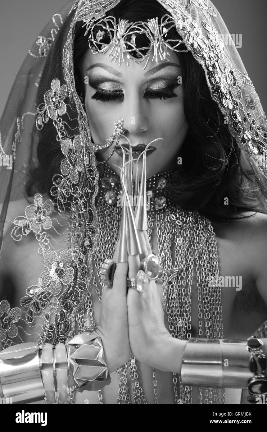Portrait femme vêtue de vêtements hindoue traditionnelle, fortement décoré en or avec voile élégant, extrêmement longs ongles, posant pour la caméra, hindusim artistiquement dancer concept, édition noir et blanc Banque D'Images