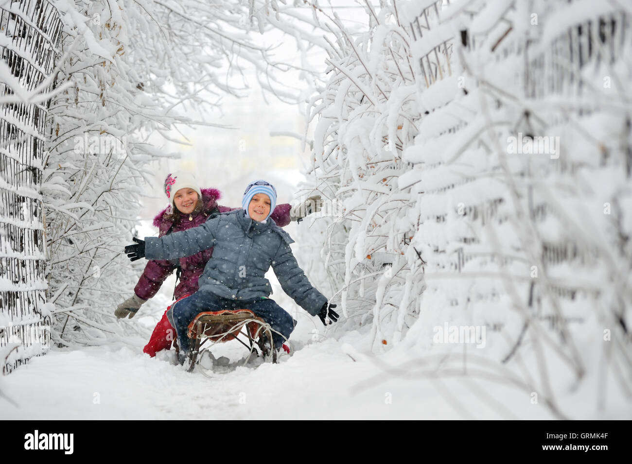 Les enfants glisser en hiver Banque D'Images