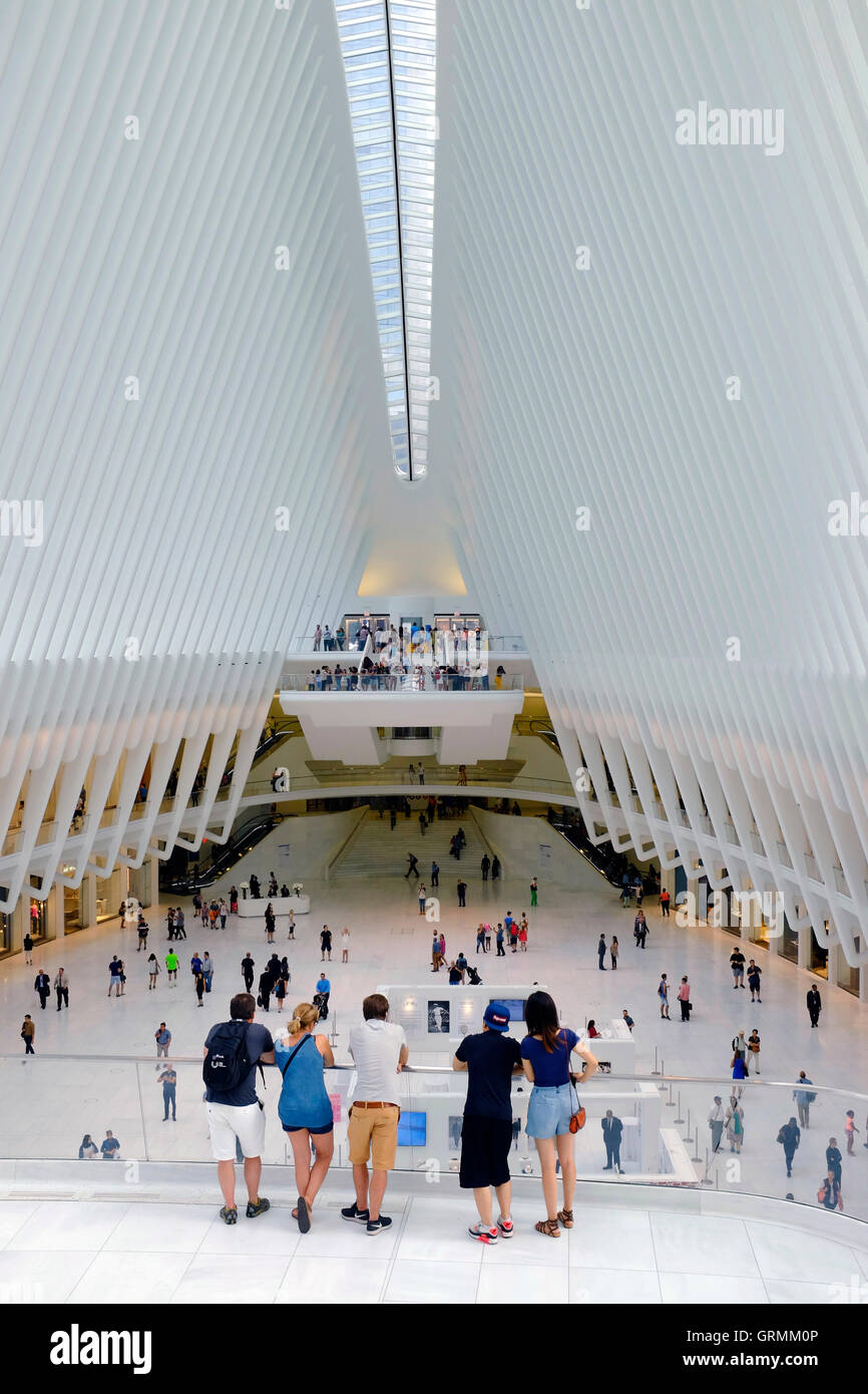 Les visiteurs dans la Westfield Mall World Trade Center dans le centre,Oculus morceau de World Trade Center Transportation Hub,New York City, USA Banque D'Images