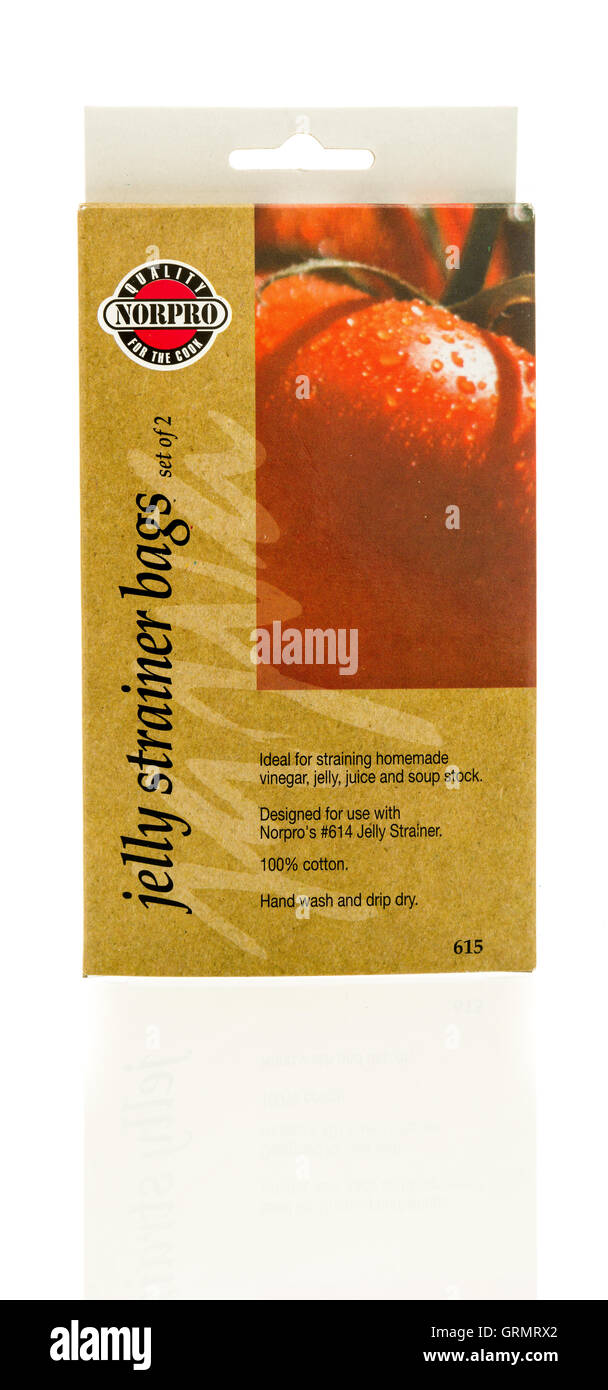 Winneconne, WI - 3 septembre 2016 : Fort de gelée de Norpro sacs tamis pour des confitures et gelées sur un fond isolé. Banque D'Images