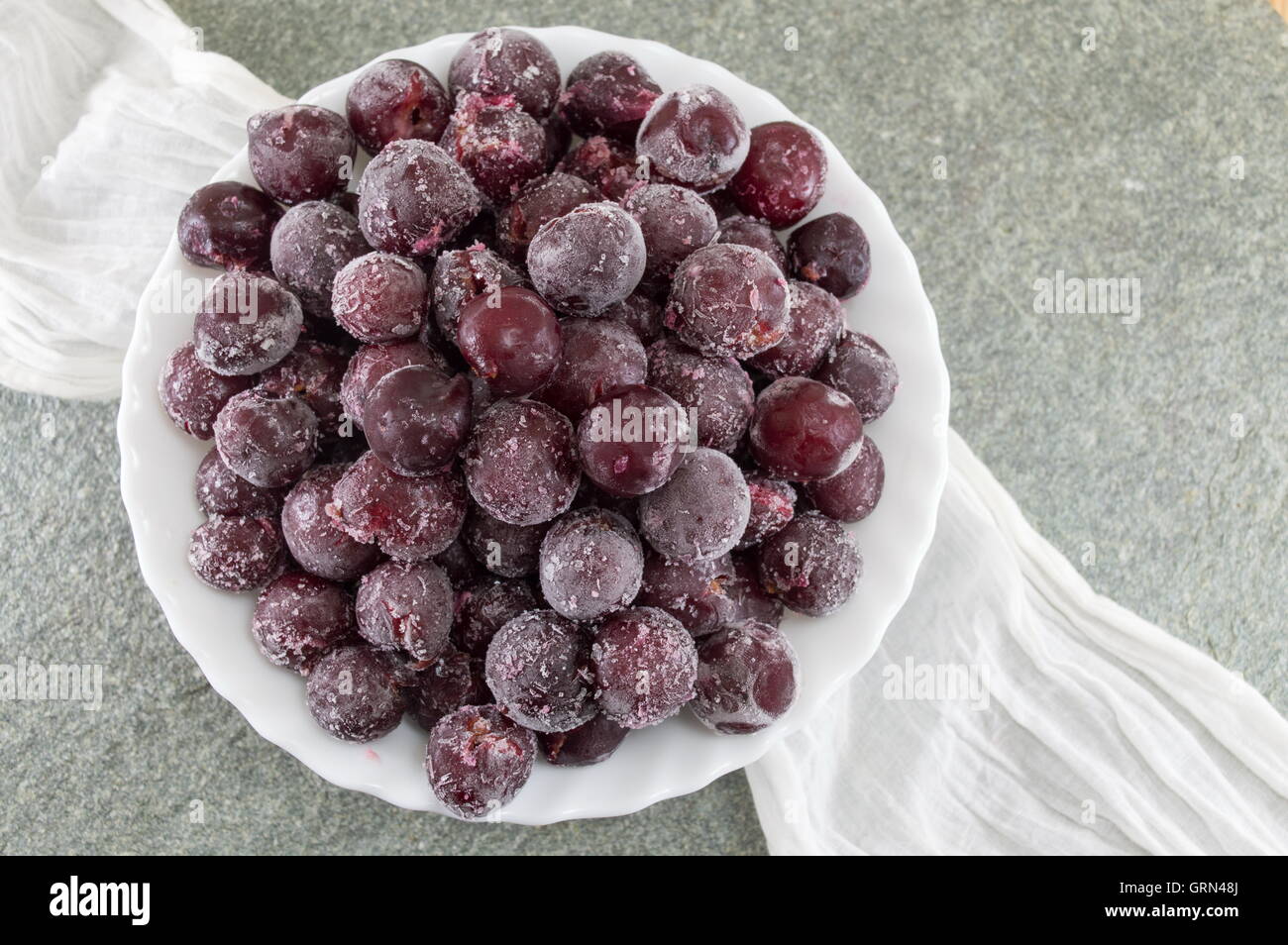 Raisins congelés servis dans un bol blanc Banque D'Images