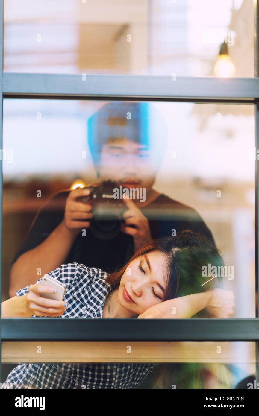 Asie woman sitting at table bar et des textos avec son mobile , Vacations concept. Banque D'Images