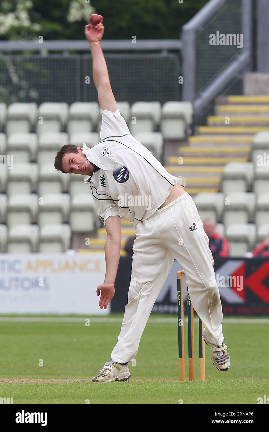 Jack Shantry bowling en action pour le Worcestershire - Worcestershire LA CCC vs Essex CCC - LV County Championship Division Two à Cricket New Road, Worcester - 30/05/13 Banque D'Images