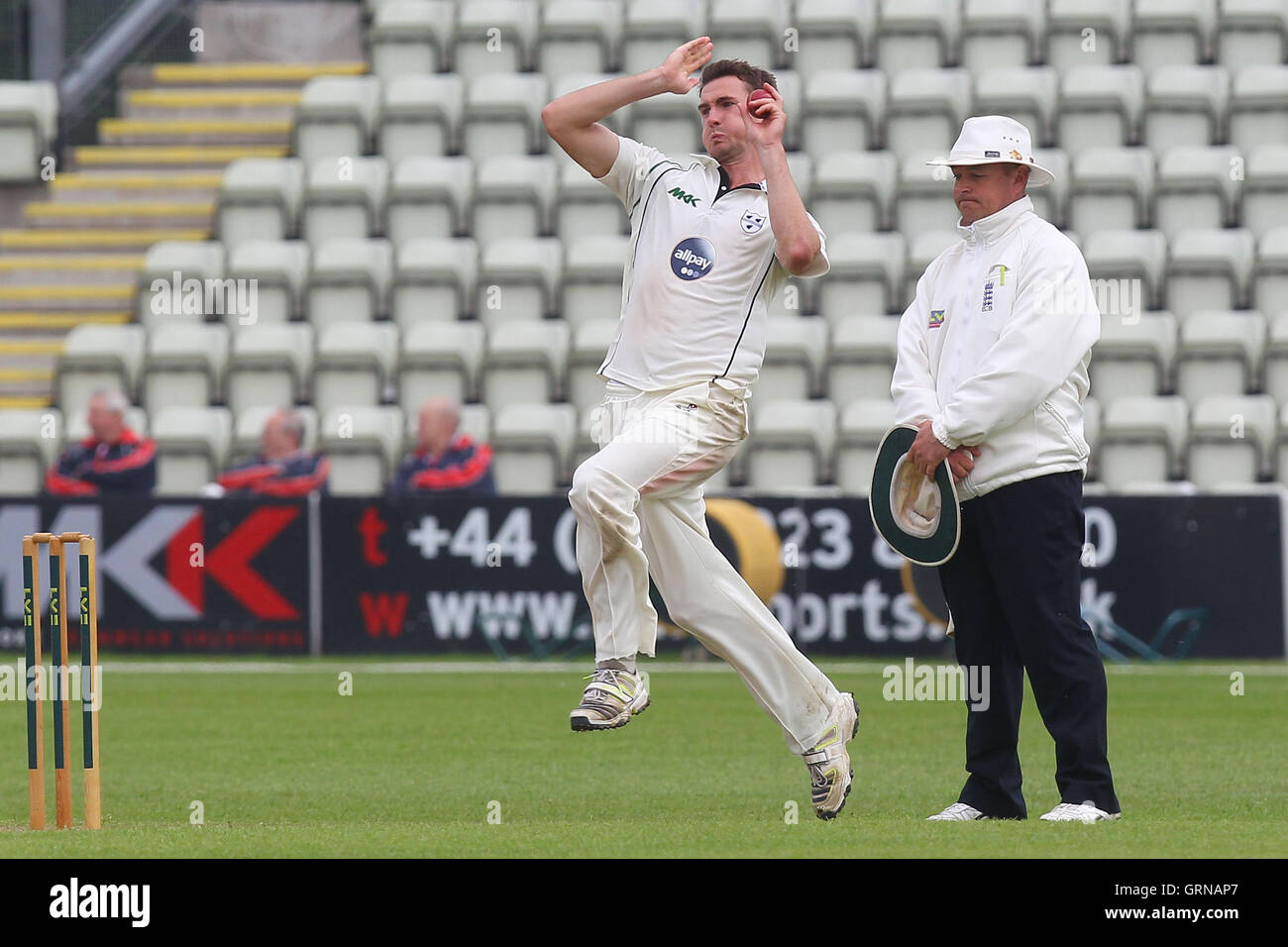 Jack Shantry bowling en action pour le Worcestershire - Worcestershire LA CCC vs Essex CCC - LV County Championship Division Two à Cricket New Road, Worcester - 30/05/13 Banque D'Images