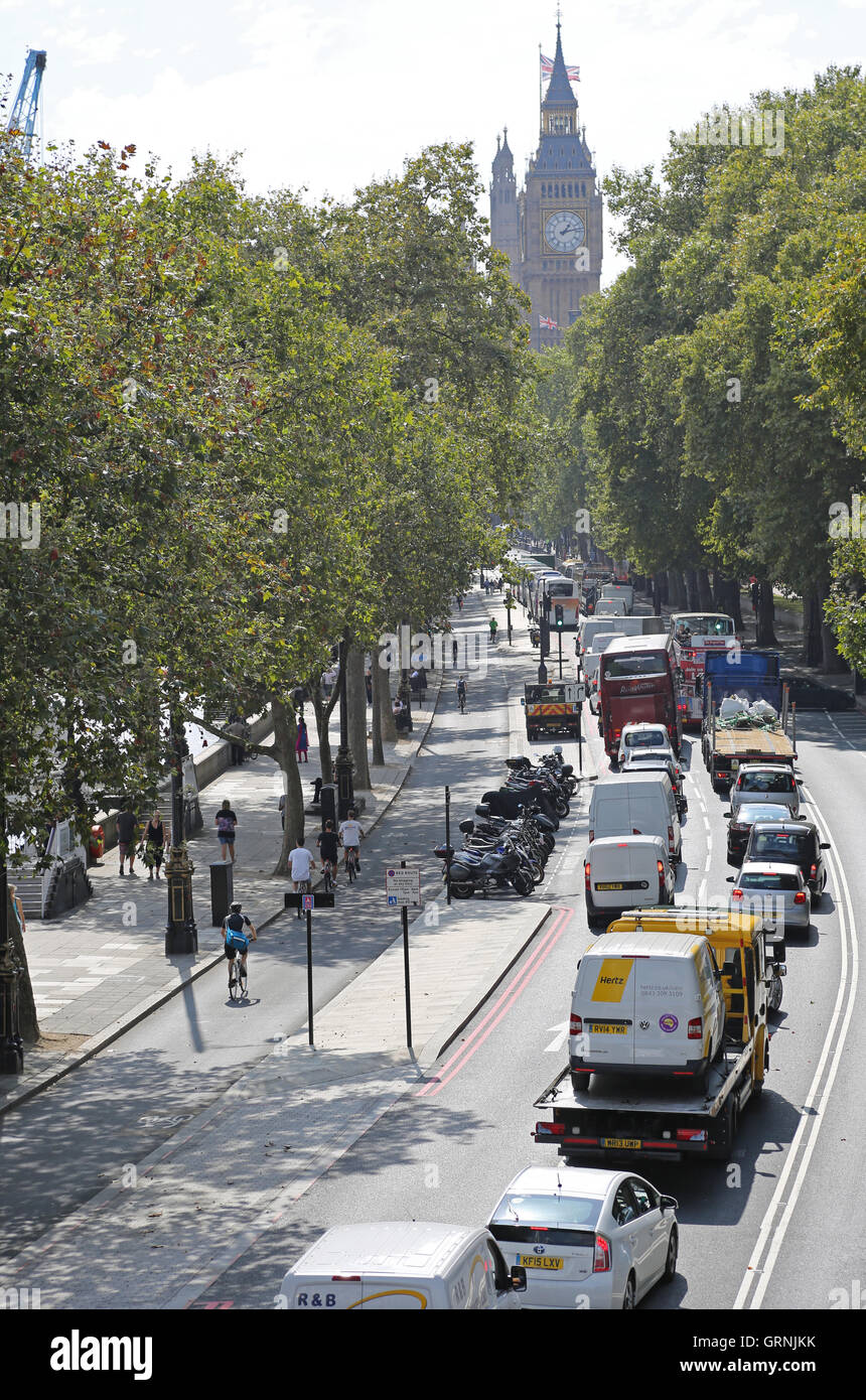 Nouvelles de Londres, est-ouest distincts entièrement vélo super-autoroute (à gauche de l'image) sur Victoria Embankment. Big Ben au-delà. Banque D'Images