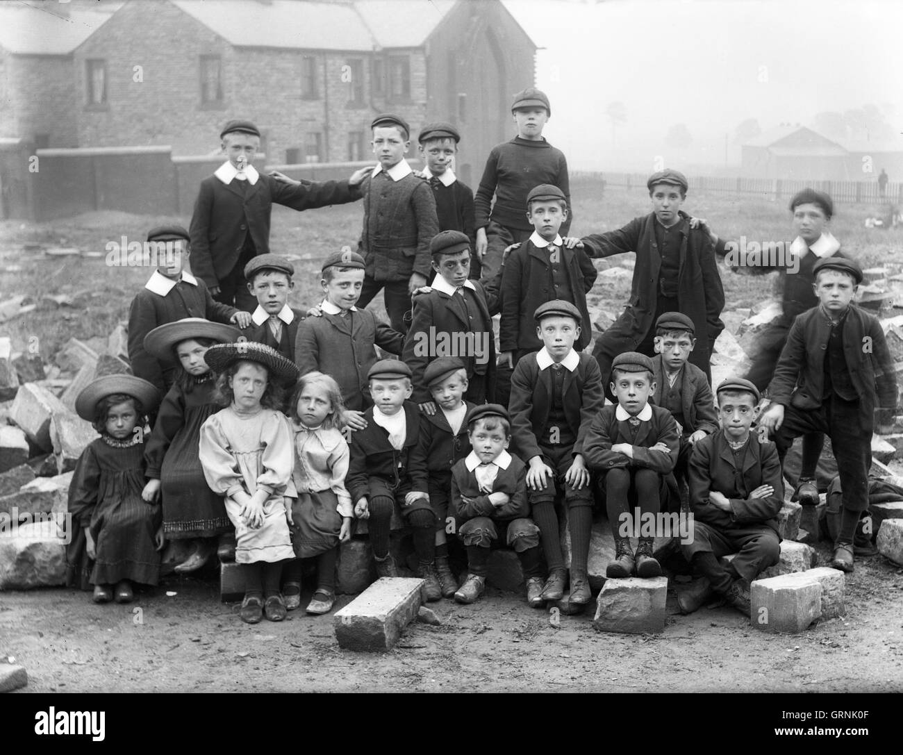 Certains enfants de l'école du dimanche portant des sabots et les caps dans le Lancashire en Angleterre La Grande-Bretagne Banque D'Images