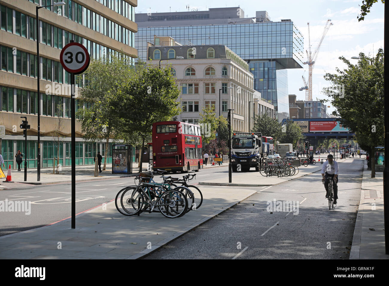 Un cycliste sur le nouveau Londres, entièrement séparés du nord au sud super-autoroute cycle sur Blackfriars Road. Banque D'Images