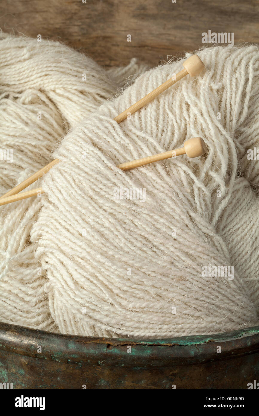Image de fil de laine de mouton artisan naturel dans un bol de cuivre antique. Banque D'Images
