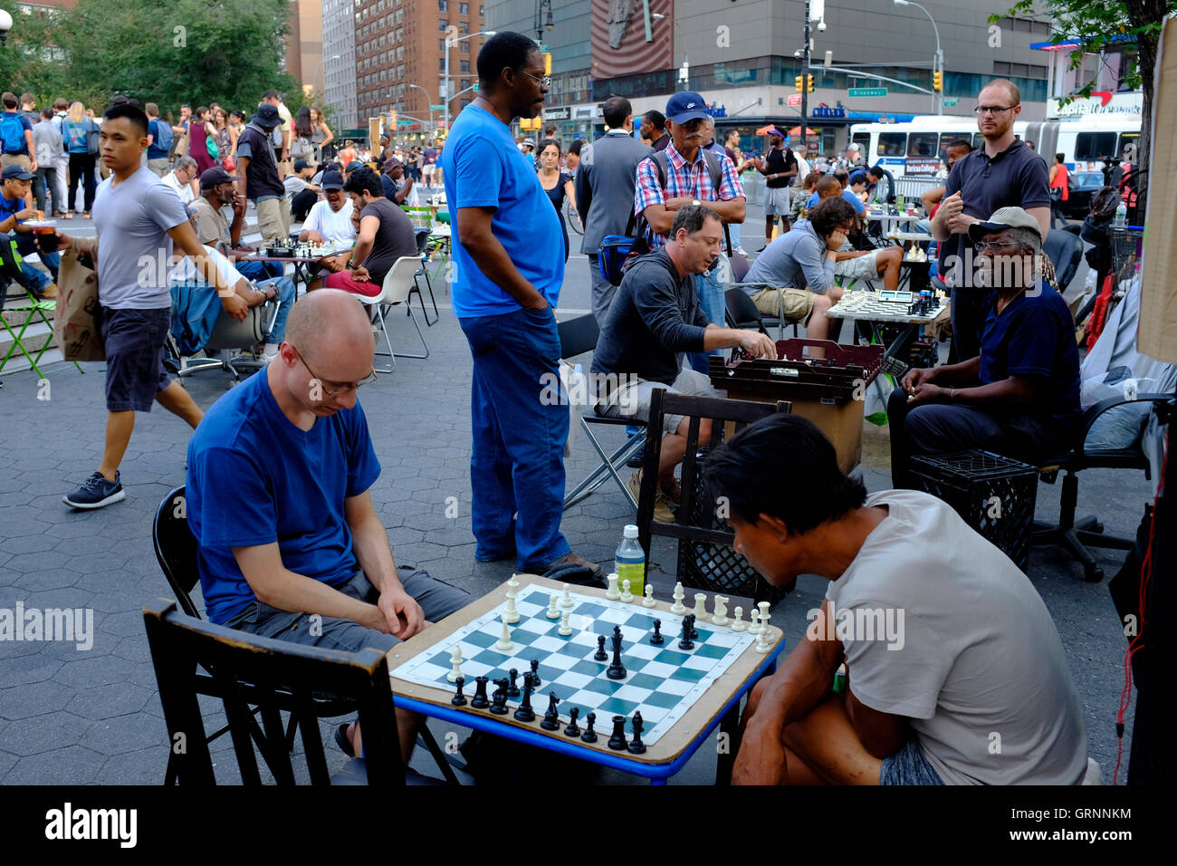 Les hommes jouant aux échecs dans Union Square, Manhattan, New York City, USA Banque D'Images