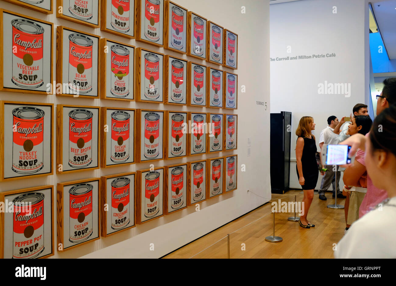 Visiteurs en face de Campbell's Soup Cans (1962) par Andy Warhol au Musée d'Art Moderne (MoMA).Manhattan,New York City, USA Banque D'Images