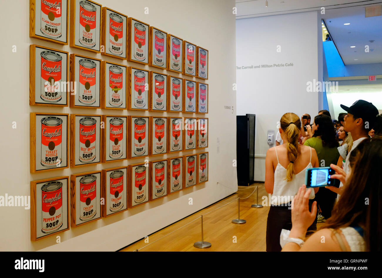 Visiteurs en face de Campbell's Soup Cans (1962) par Andy Warhol au Musée d'Art Moderne (MoMA).Manhattan,New York City, USA Banque D'Images