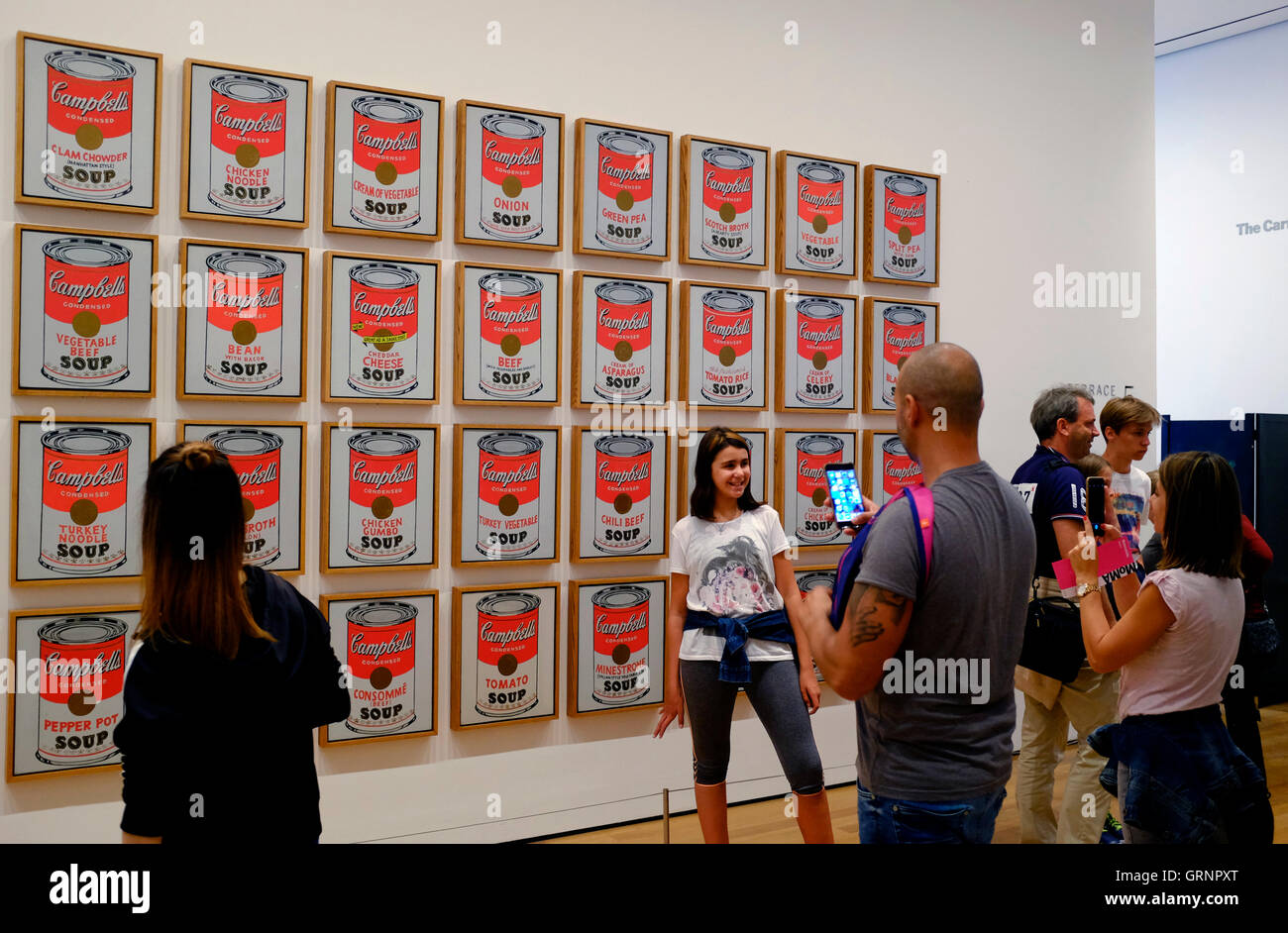 Visiteurs en face de Campbell's Soup Cans (1962) par Andy Warhol au Musée d'Art Moderne (MoMA).Manhattan,New York City, USA Banque D'Images