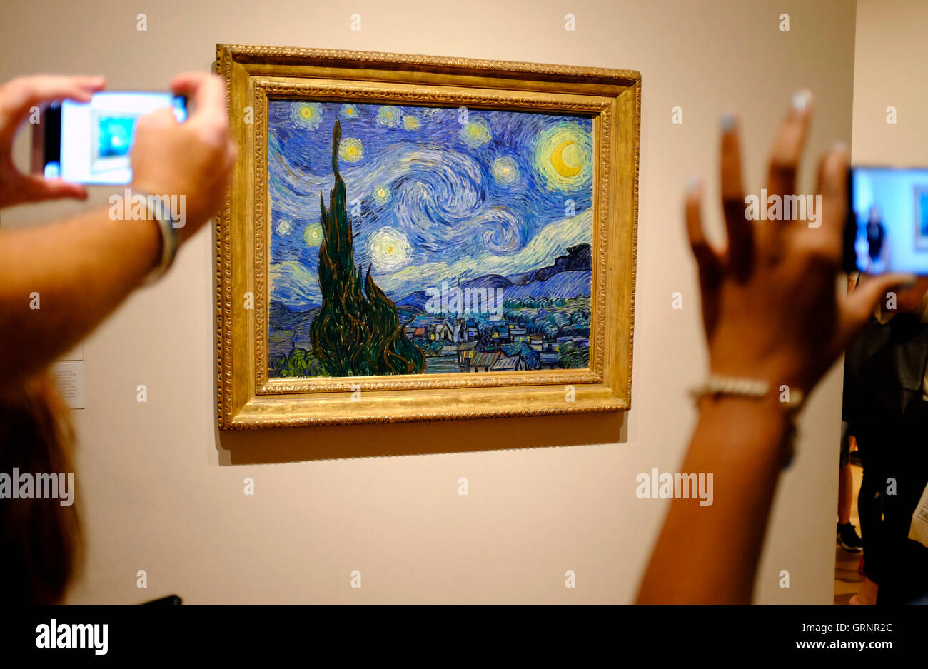 Les visiteurs qui prennent des photos de "La Nuit étoilée" de Vincent Van Gogh au Musée d'Art Moderne (MoMA).Manhattan,New York City, USA Banque D'Images