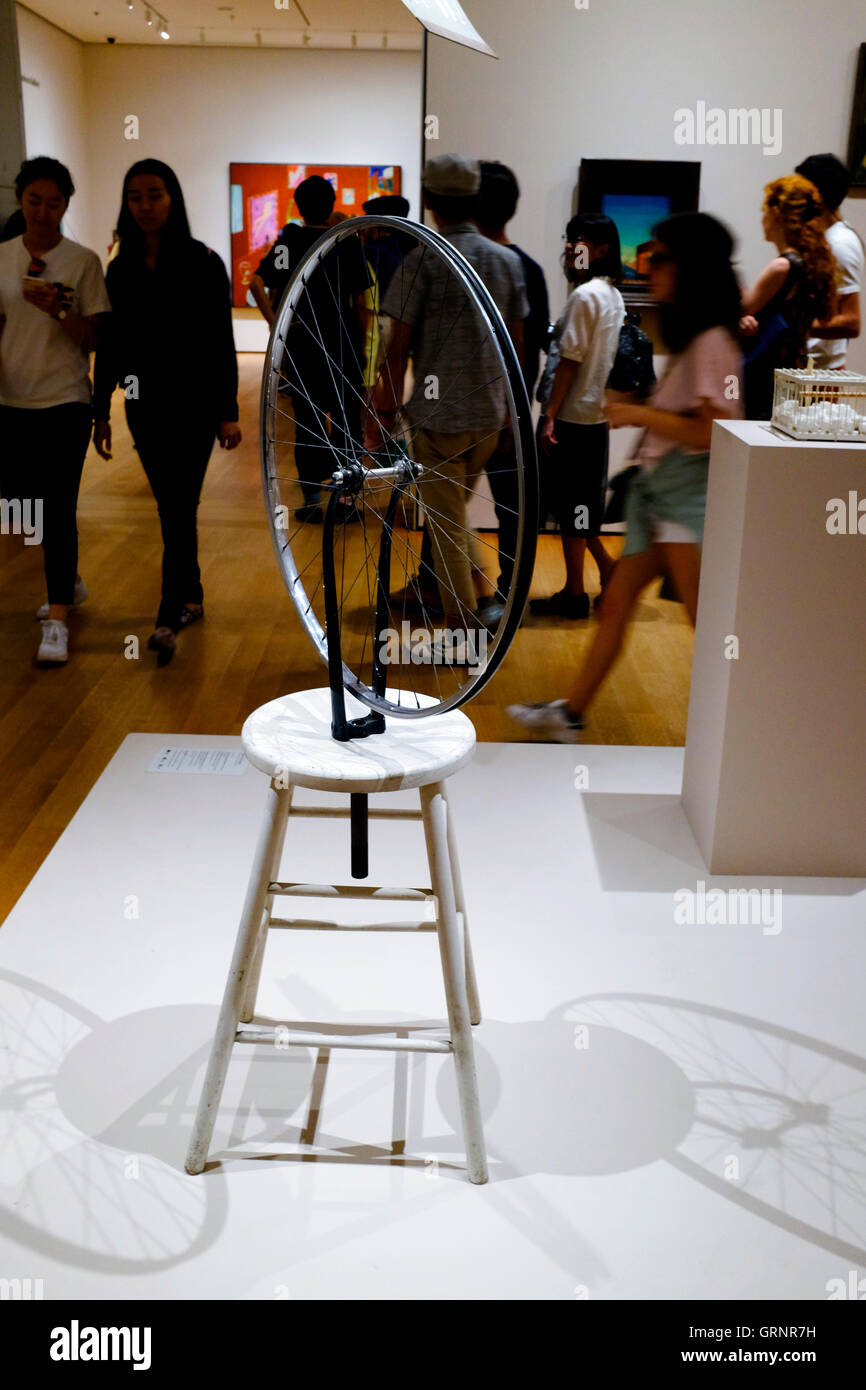 Roue de bicyclette de Marcel Duchamp. Affichage en musée d'Art Moderne MoMA aka. New York City.USA Banque D'Images