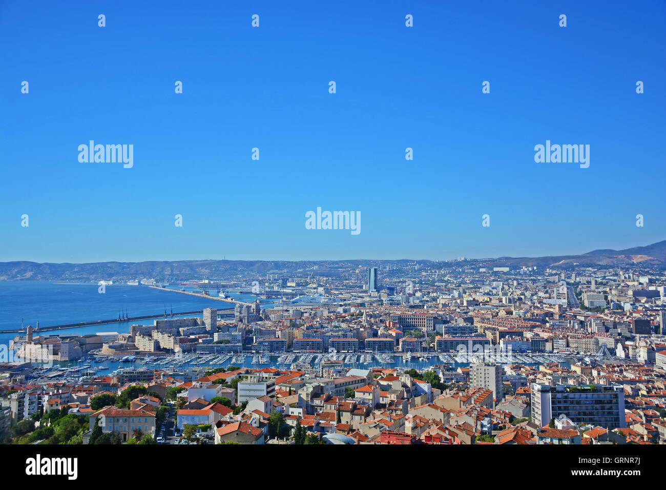 Vue aérienne sur le vieux port et le grand port maritime de MARSEILLE Bouches-du-Rhône, France Banque D'Images Vue aérienne sur le vieux port et le grand port maritime de MARSEILLE Bouches-du-Rhône, France Banque D'Images
