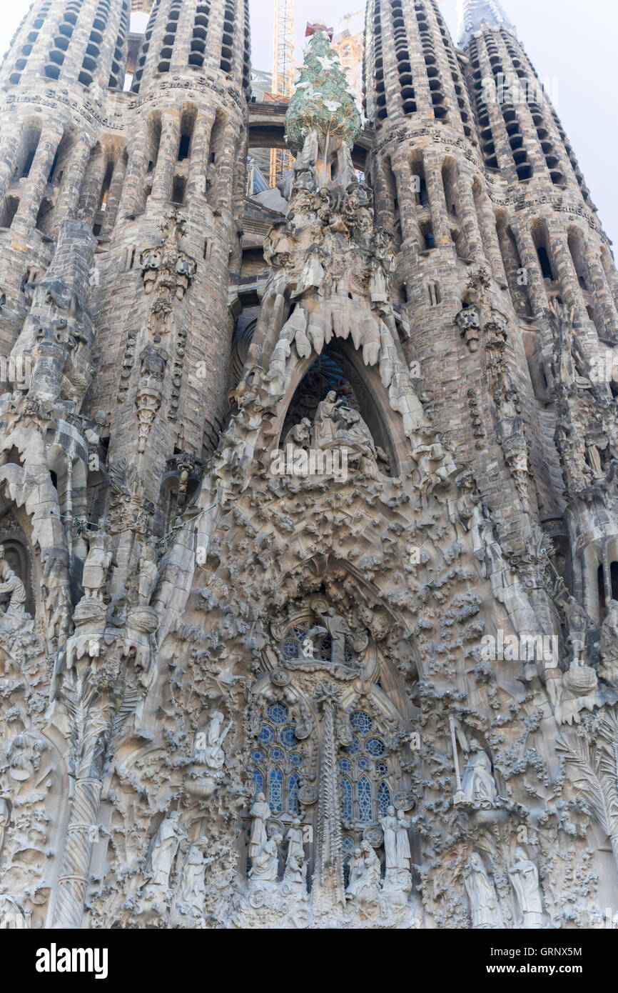 Barcelone, Espagne - 9 novembre 2015 : La Sagrada Familia est un UNESCO World Heritage Site, dimensions environ 2,5 millions visito Banque D'Images