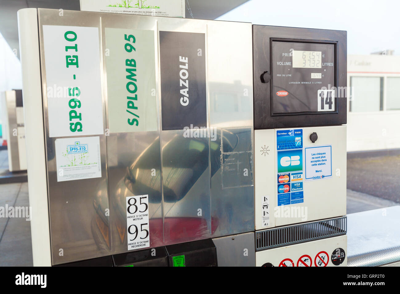 BORDEAUX, FRANCE - 1 avril 2011 : Car le remplissage à la station de gaz modernes Banque D'Images