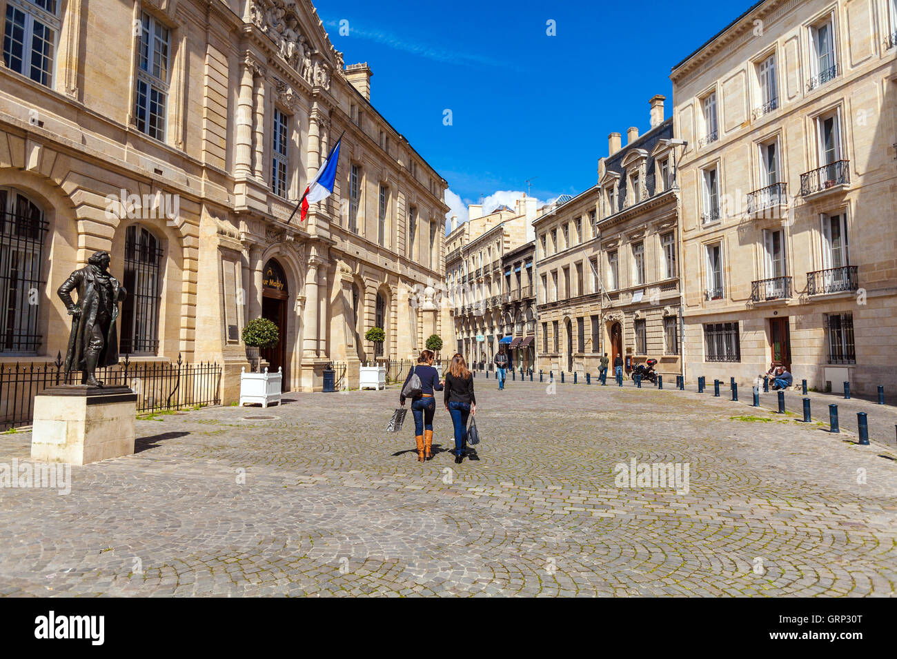 BORDEAUX, FRANCE - 4 avril 2011 : Deux jeunes filles françaises marcher en face de Francisco de Goya statue Banque D'Images