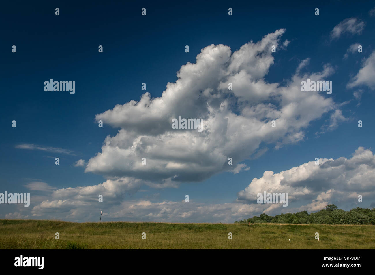 Un ciel clair avec des nuages plus d'un été, les champs. Banque D'Images