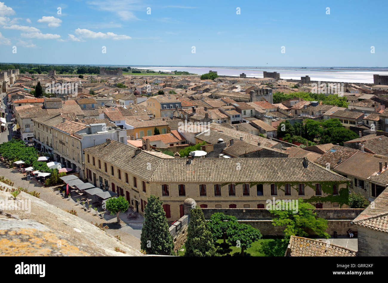 Vue panoramique sur les toits et maisons Aigues-Mortes Languedoc-Roussillon France Banque D'Images