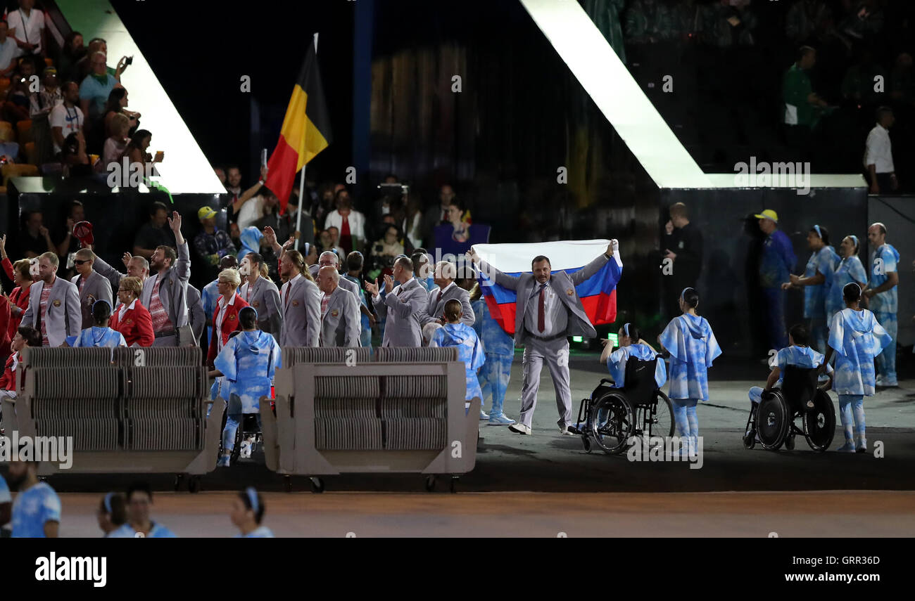 Membre de l'équipe biélorusse porte un drapeau russe au cours de la cérémonie d'ouverture des Jeux Paralympiques de Rio 2016 au Maracana, le Brésil. Banque D'Images