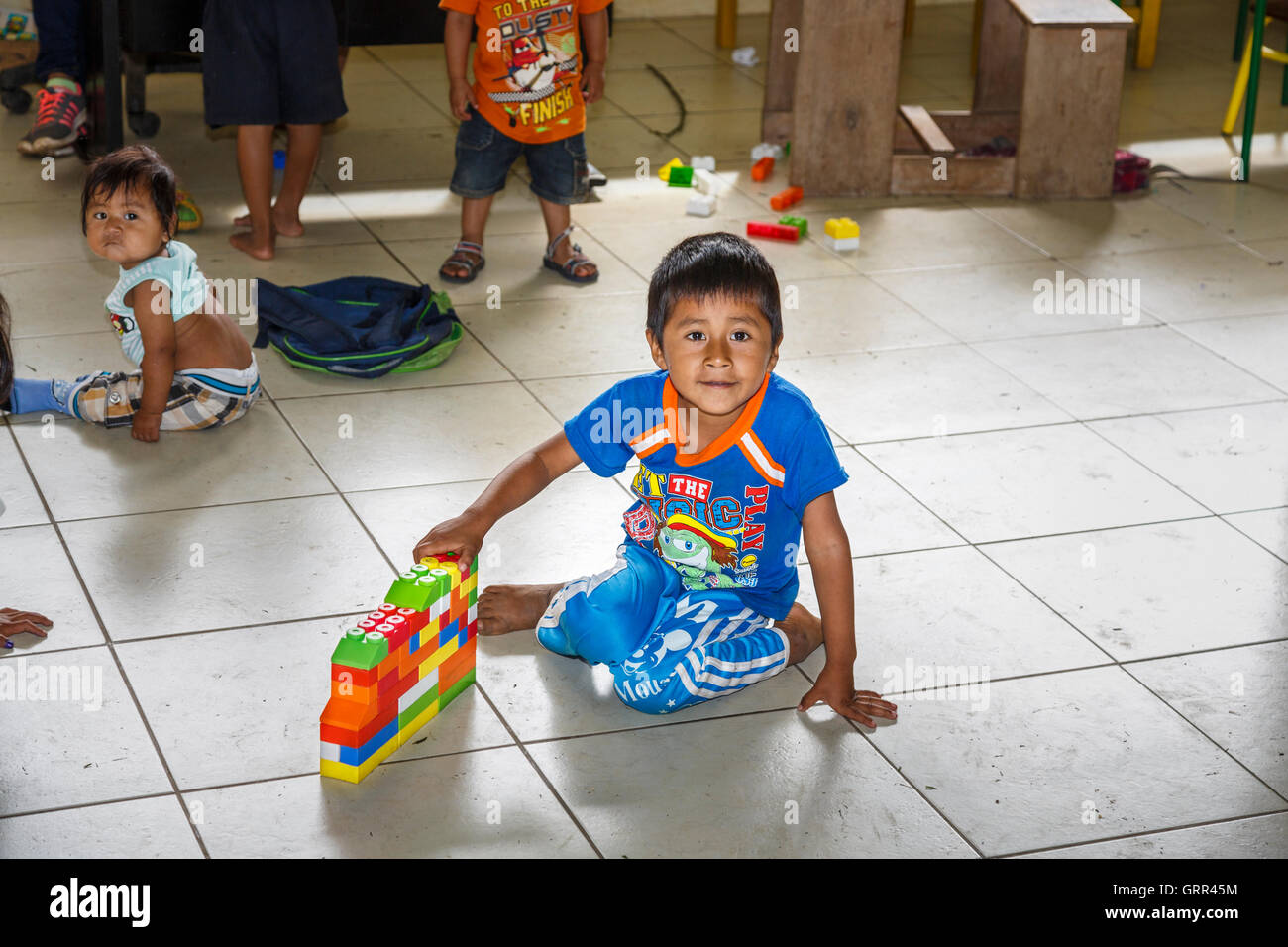 Jeune garçon jouant dans l'école à l'Pilchi communauté sur le fleuve Napo (un affluent de l'Amazone), Equateur, Amérique du Sud Banque D'Images