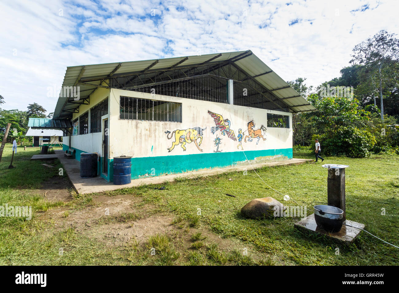 Paysage / Visites : Peinture murale sur la paroi d'un immeuble à l'Pilchi rural village communautaire sur le fleuve Napo (un affluent de l'Amazone), de l'Équateur Banque D'Images